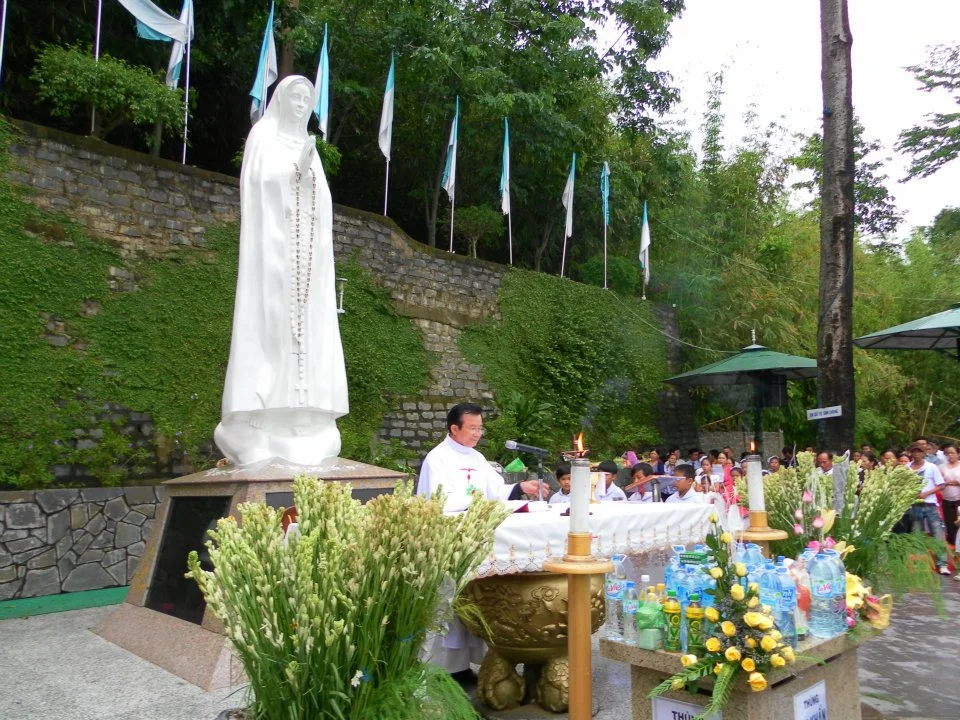 Hành hương là gì? Giải mã chi tiết nhất về khái niệm Đức mẹ Tà Pao