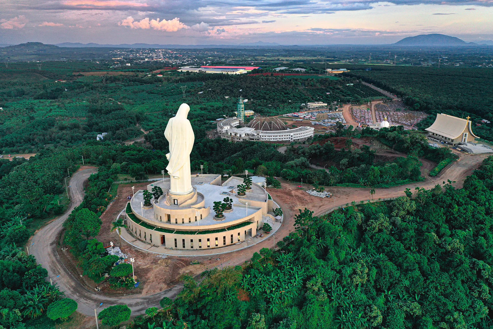 Hành Hương Đức Mẹ Núi Cúi Từ A - Z những điều cần biết Tượng Đức mẹ Maria cao 50m