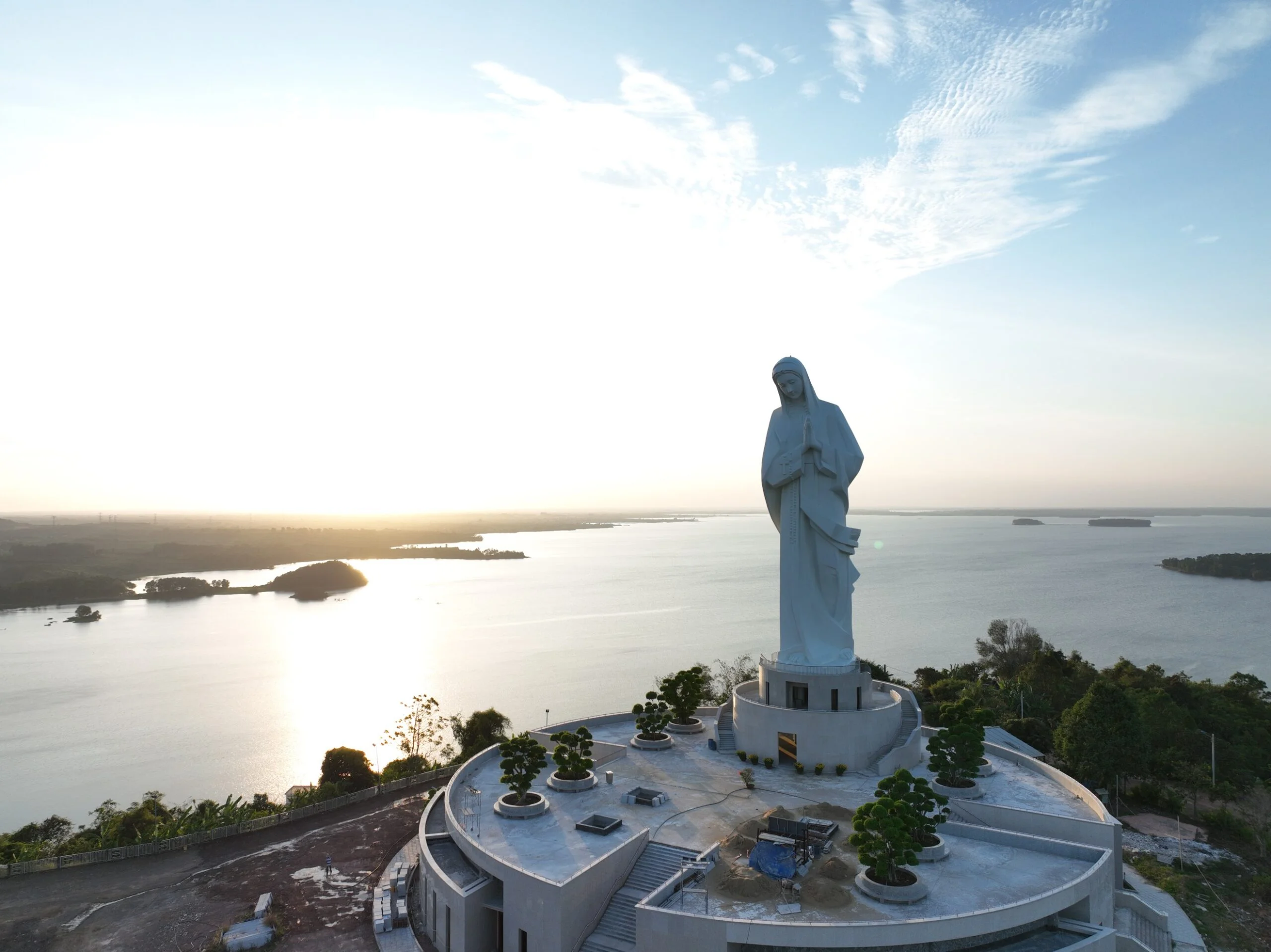 Du lịch hành hương công giáo là gì? Ý nghĩa như thế nào? Tượng Đức Mẹ đặt ở núi Cúi